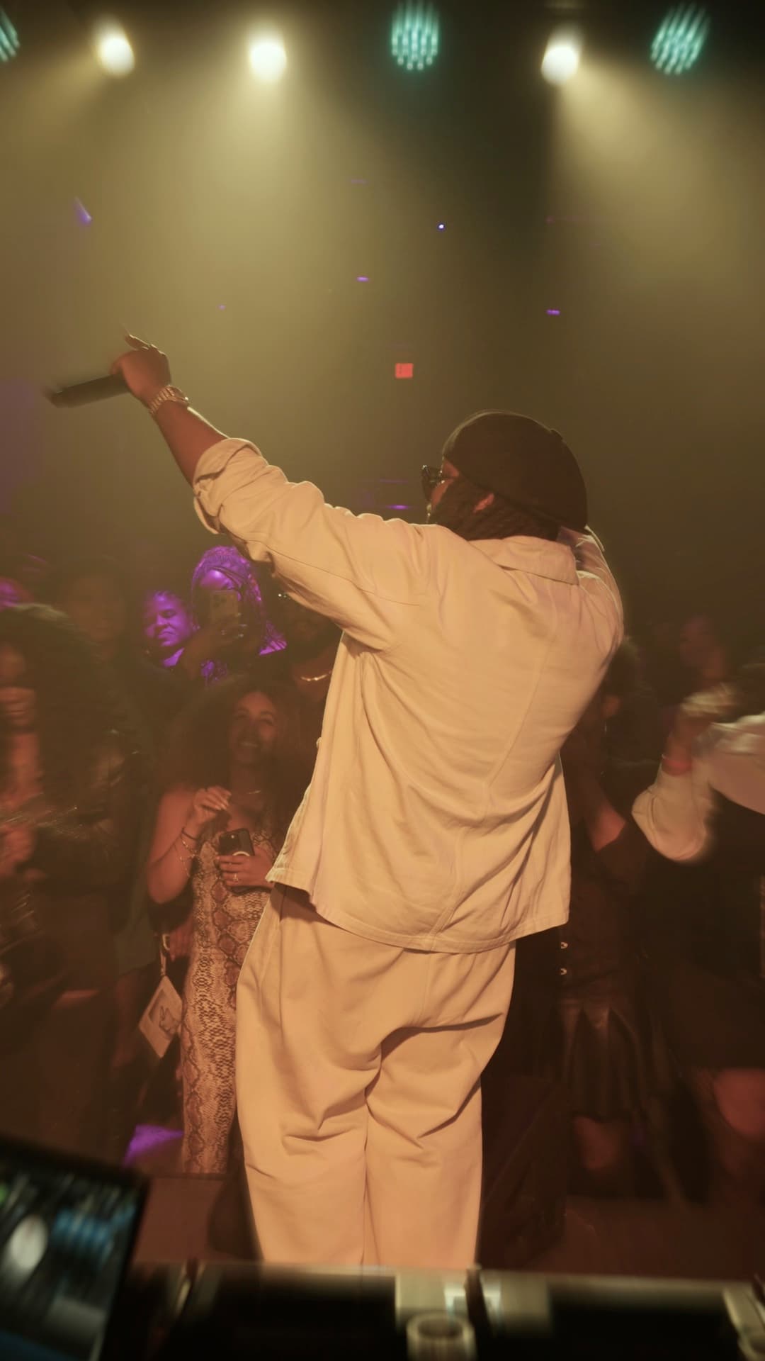 Leon Thomas — Live at Aura